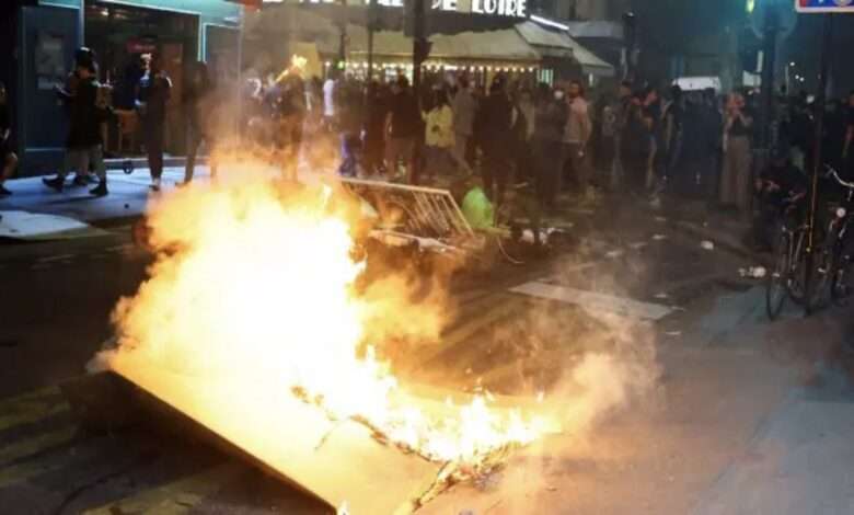Barricada Queima, Enquanto Manifestantes Protestam Contra O Partido De Direita Francês Reagrupamento Nacional